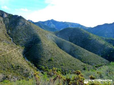 Axarquía- Sierras de Tejeda, Almijara y Alhama; mejores rutas senderismo madrid; ropa tecnica de mo